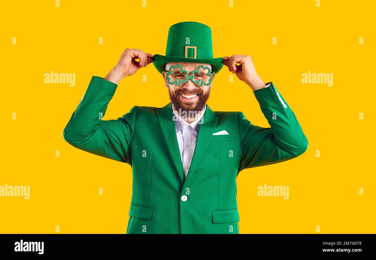 Homme drôle en costume vert, chapeau de lepreun et lunettes de trèfle s'amusant le jour de la St Patrick Banque D'Images
