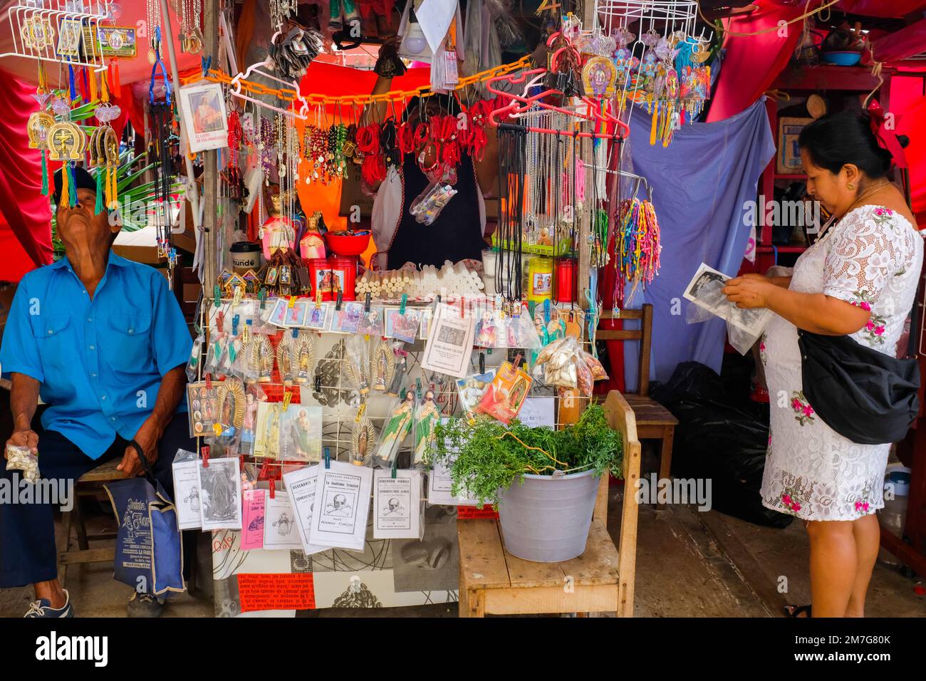 Vendeurs vendant des amulettes religieuses devant l'église Tizimin, Yucatan, Mexique Banque D'Images
