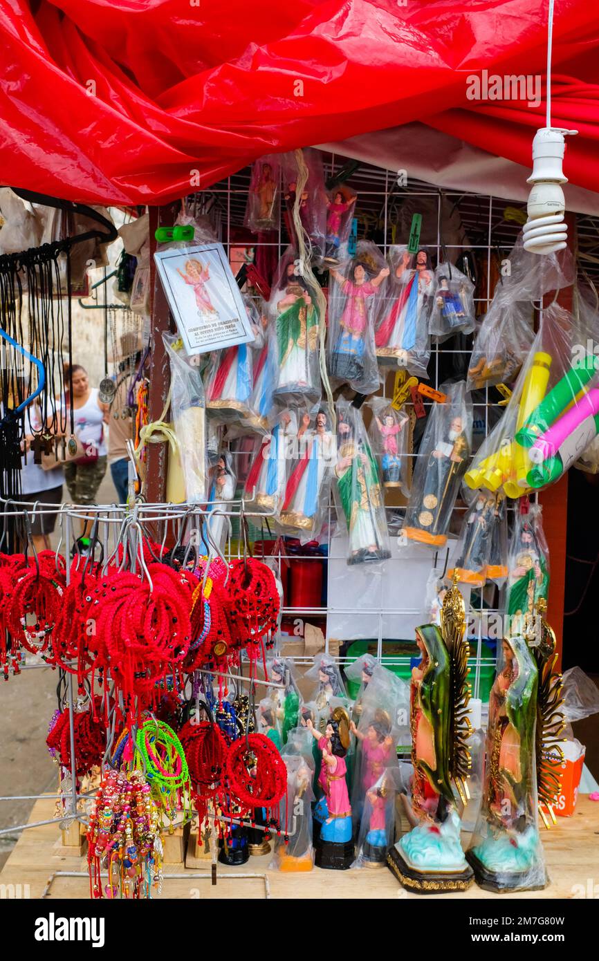 Vendeurs vendant des amulettes religieuses devant l'église Tizimin, Yucatan, Mexique Banque D'Images