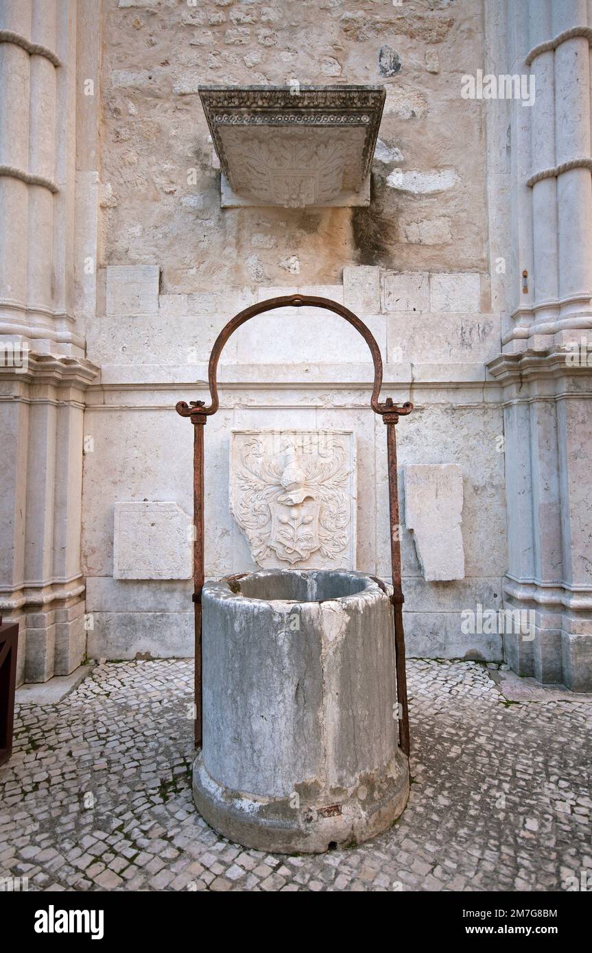 Ancien puits du Musée archéologique de Carmo, ancien couvent de Carmo (Convento do Carmo), fortement endommagé par un tremblement de terre en 1755, Lisbonne, Portugal Banque D'Images