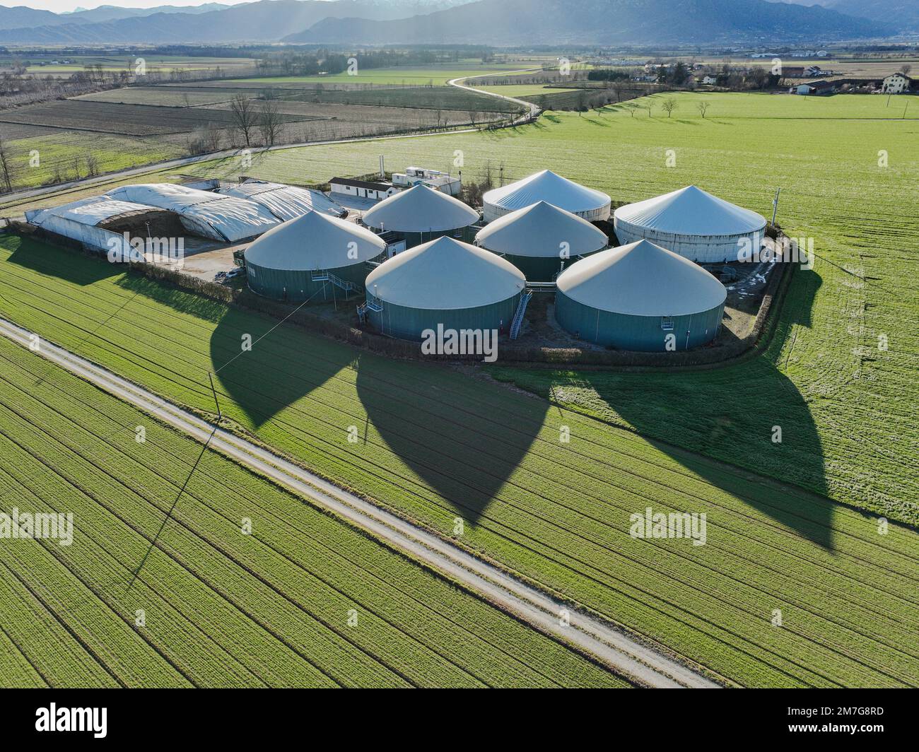 Une usine moderne de biogaz dans la province de Cuneo dans le Piémont. Cardè, Italie - janvier 2023 Banque D'Images