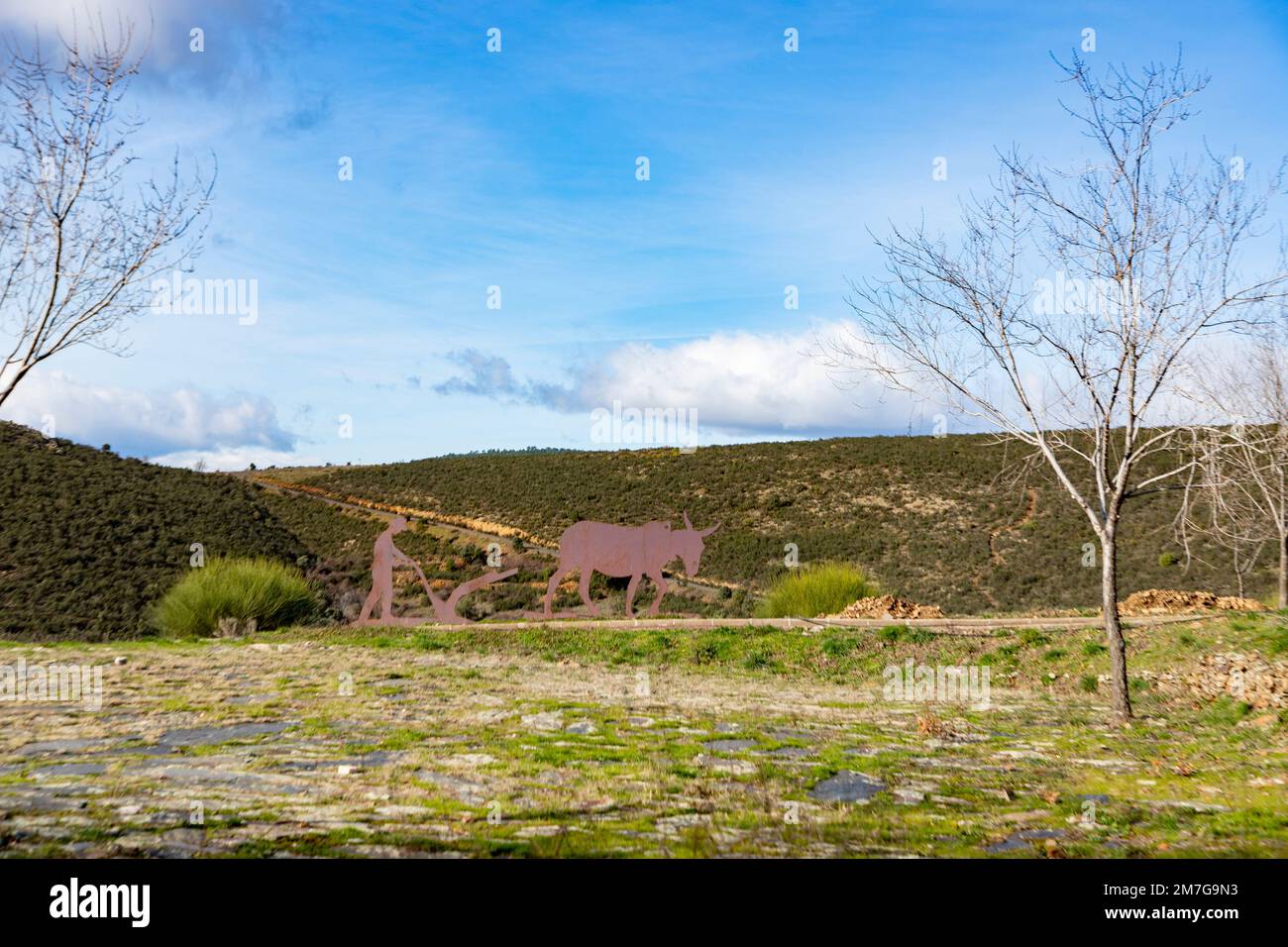 Montagnes. Des montagnes verdoyantes dans la municipalité d'El Atazar, au nord de la Communauté de Madrid. Journée ensoleillée avec air et nuages décorant le ciel. Fer à repasser Banque D'Images