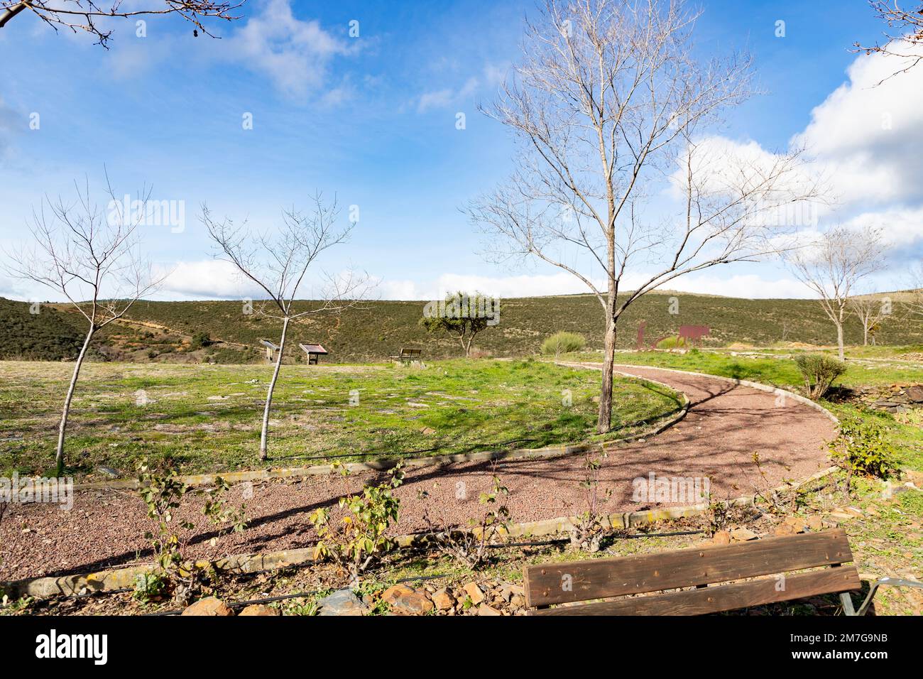 Montagnes. Des montagnes verdoyantes dans la municipalité d'El Atazar, au nord de la Communauté de Madrid. Journée ensoleillée avec air et nuages décorant le ciel. Fer à repasser Banque D'Images