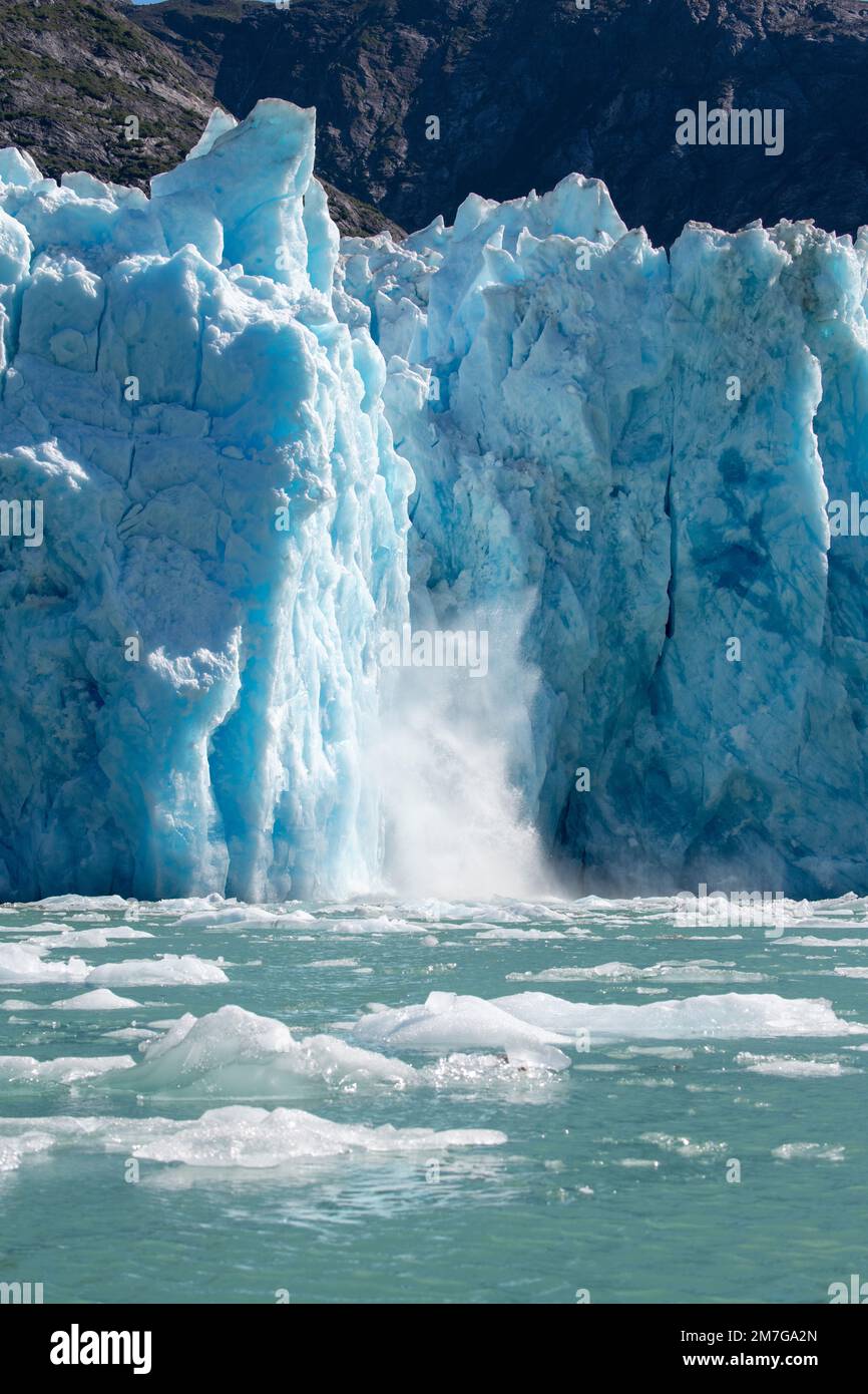 États-Unis, se Alaska, passage intérieur, forêt sauvage de Terror, Tracy Arm, Glacier South Sawyer. Mise à l'échelle de la face du glacier. Banque D'Images