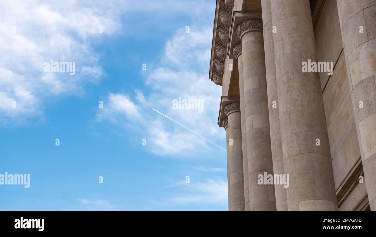 Le visage de la cathédrale du Christ Roi à Katowice, Silésie, Pologne. Modernisme classique du XX siècle. Grandes colonnes faites de dolomite et d'ornam Banque D'Images