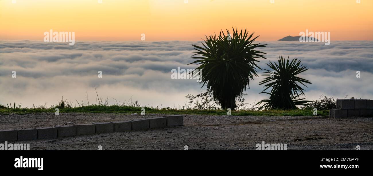 Plaque arrière pour CGI montrant un terrain de stationnement en gravier à un point de vue sur l'île de Corfou pendant un beau lever de soleil Banque D'Images