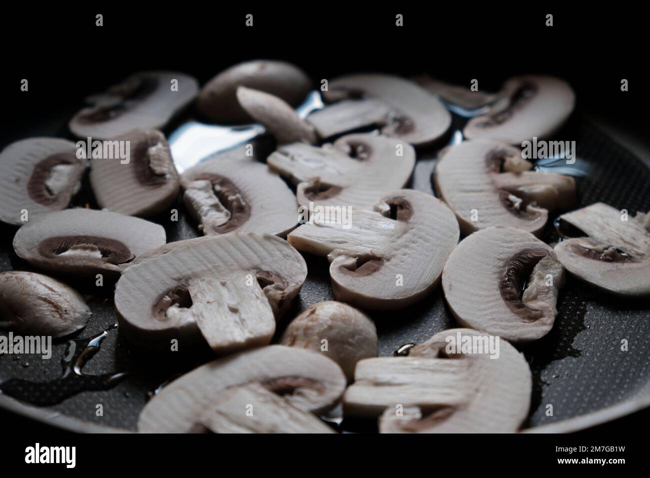 verser le thym dans les champignons coupés à la poêle Banque D'Images