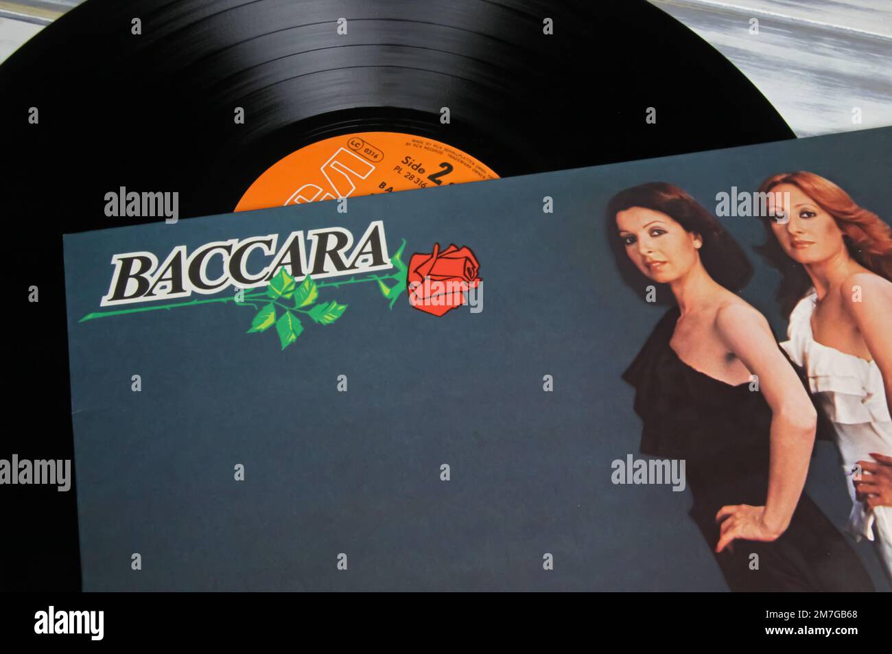Viersen, Allemagne - 9 novembre. 2022: Gros plan de l'isolé vinyle premier premier album à succès de la femme espagnole Disco Duo groupe Baccara, sorti en 1977 Banque D'Images