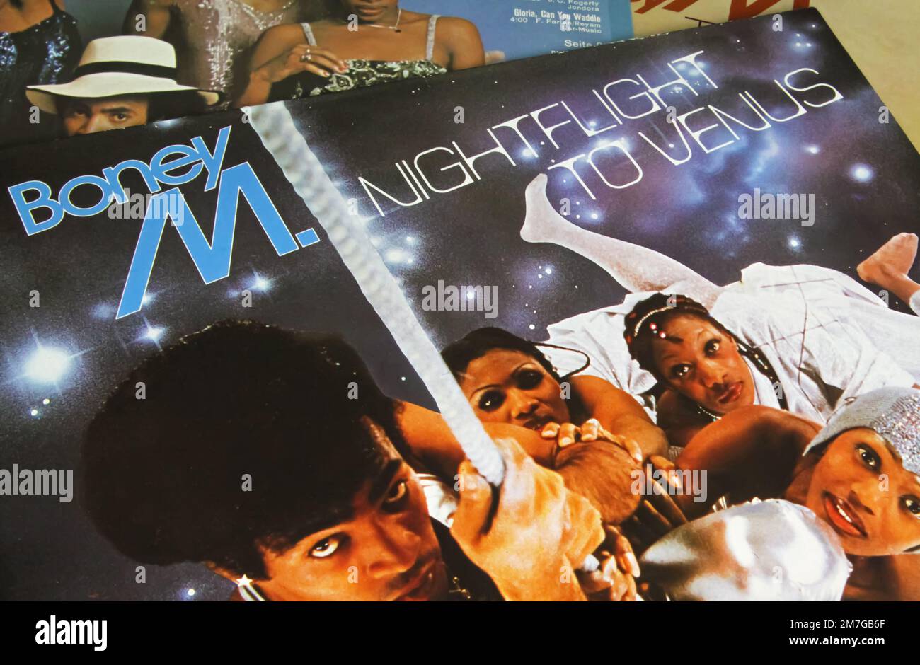 Viersen, Allemagne - 9 novembre. 2022: Gros plan du record de vinyle isolé numéro un album à succès de la nuit de vol vers vénus de la formation disco euro Boney M, relea Banque D'Images