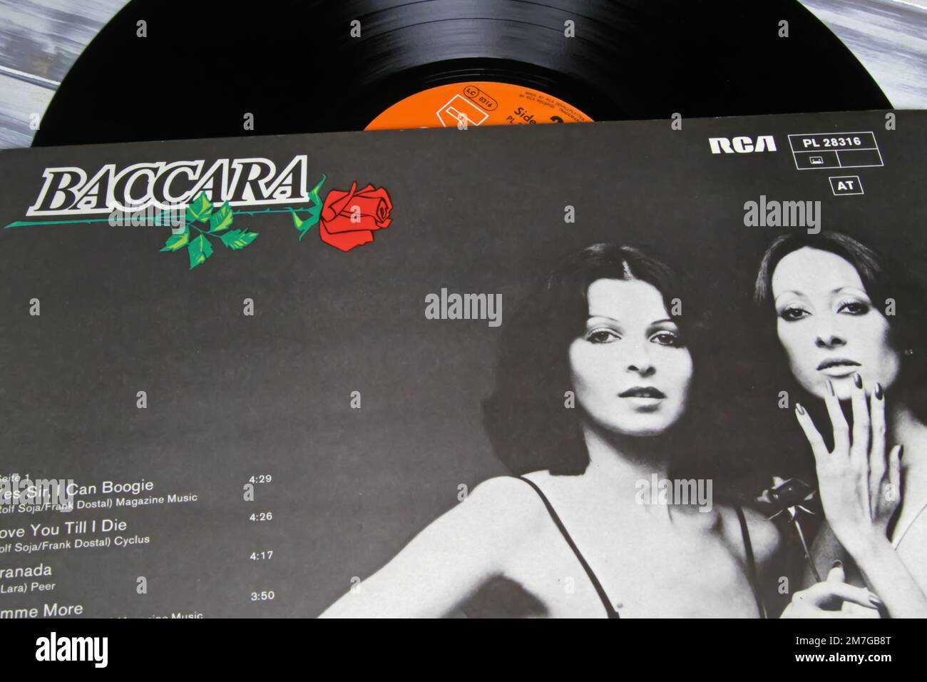Viersen, Allemagne - 9 novembre. 2022: Gros plan de l'isolé vinyle premier premier album à succès de la femme espagnole Disco Duo groupe Baccara, sorti en 1977 Banque D'Images