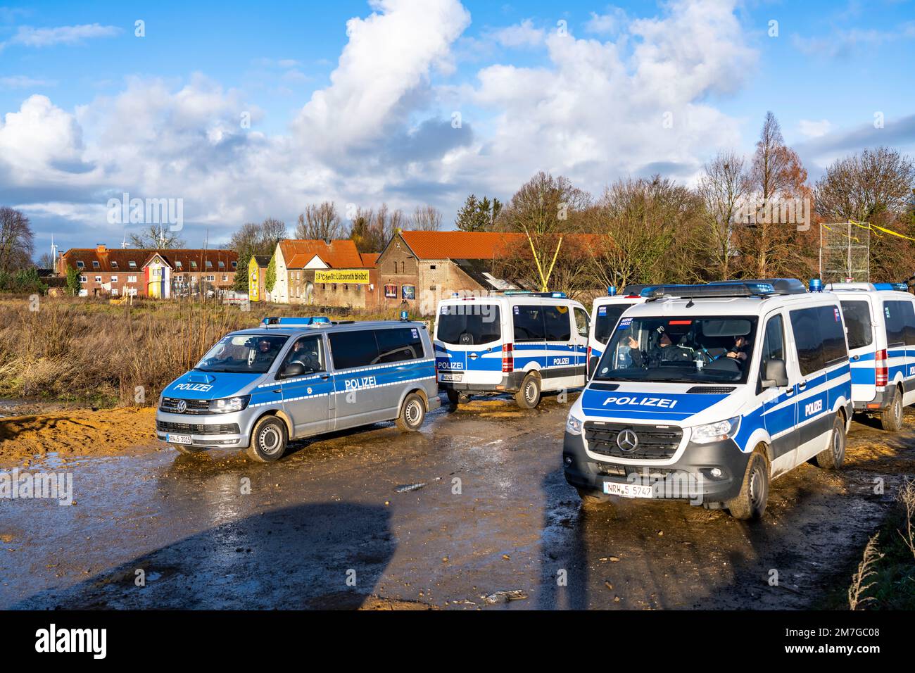 Début de l'éviction du hameau de Lützerath à la mine de lignite de Garzweiler 2 opencast, les activistes tentent de faire obstruction à la préparation de la prochaine e Banque D'Images