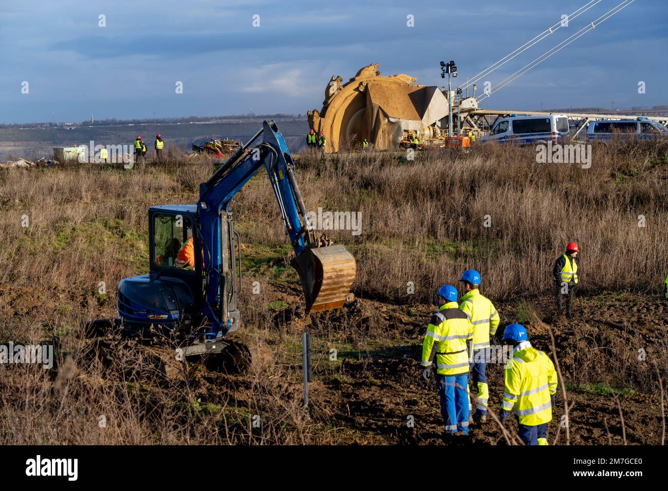 Début de l'éviction du hameau de Lützerath à la mine de lignite de Garzweiler 2 opencast, les activistes tentent de faire obstruction à la préparation de la prochaine e Banque D'Images