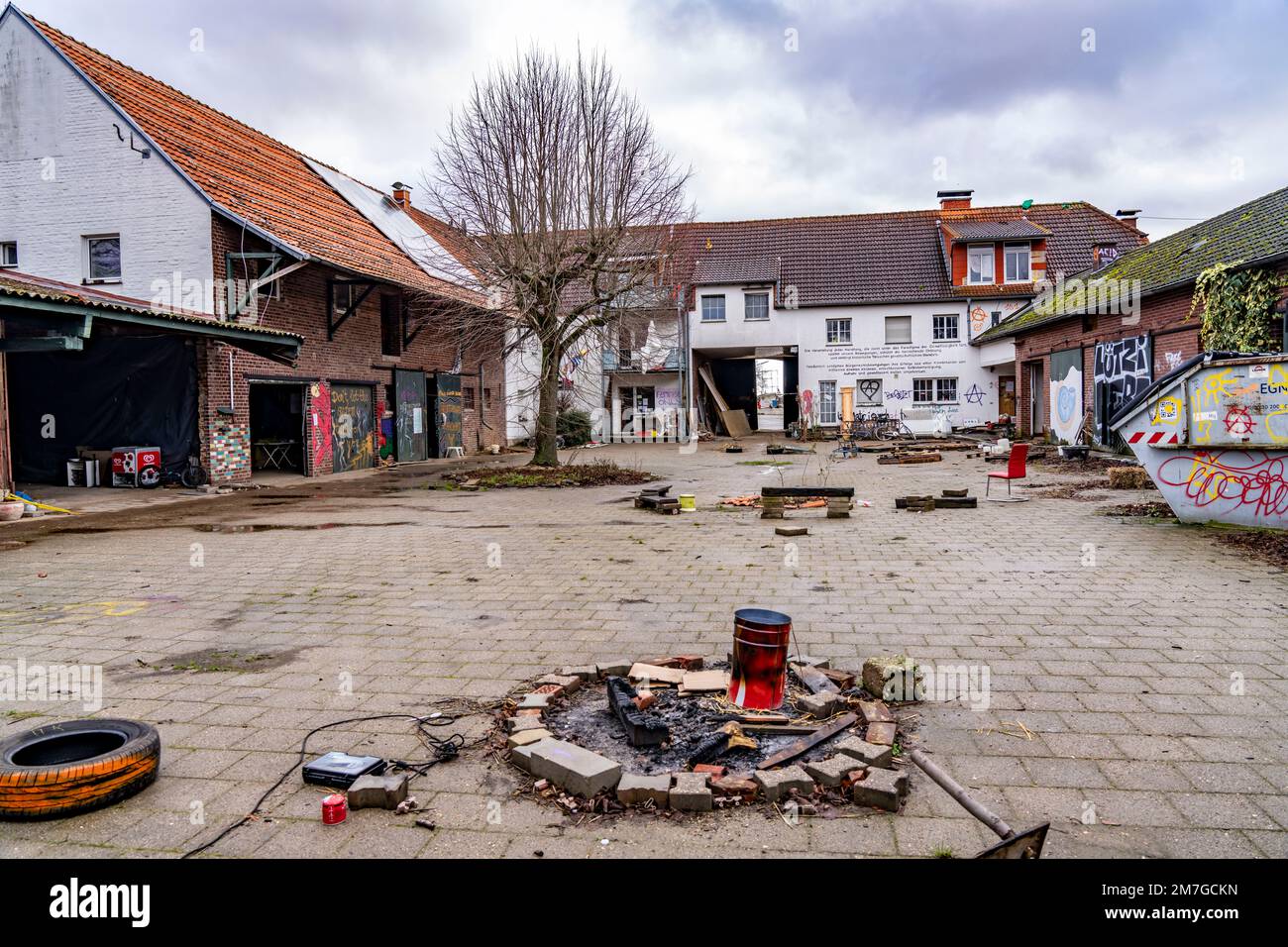 Début de l'éviction du hameau de Lützerath à la mine de lignite de Garzweiler 2 opencast, les activistes tentent de faire obstruction à la préparation de la prochaine e Banque D'Images