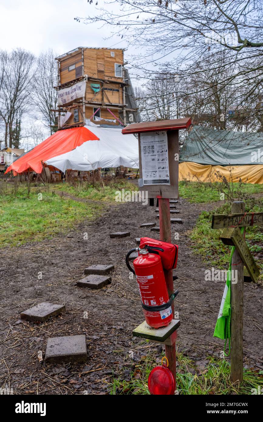 Début de l'éviction du hameau de Lützerath à la mine de lignite de Garzweiler 2 opencast, les activistes tentent de faire obstruction à la préparation de la prochaine e Banque D'Images