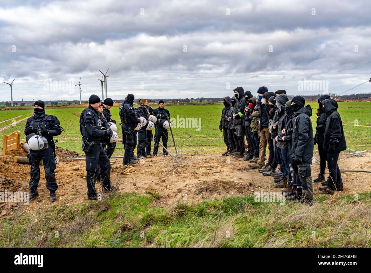 Début de l'éviction du hameau de Lützerath à la mine de lignite de Garzweiler 2 opencast, les activistes tentent de faire obstruction à la préparation de la prochaine e Banque D'Images
