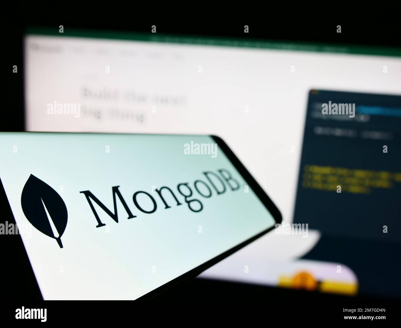 Téléphone portable avec logo de la société américaine de logiciels de base de données MongoDB Inc. À l'écran devant le site Web d'affaires. Mise au point à gauche de l'écran du téléphone. Banque D'Images