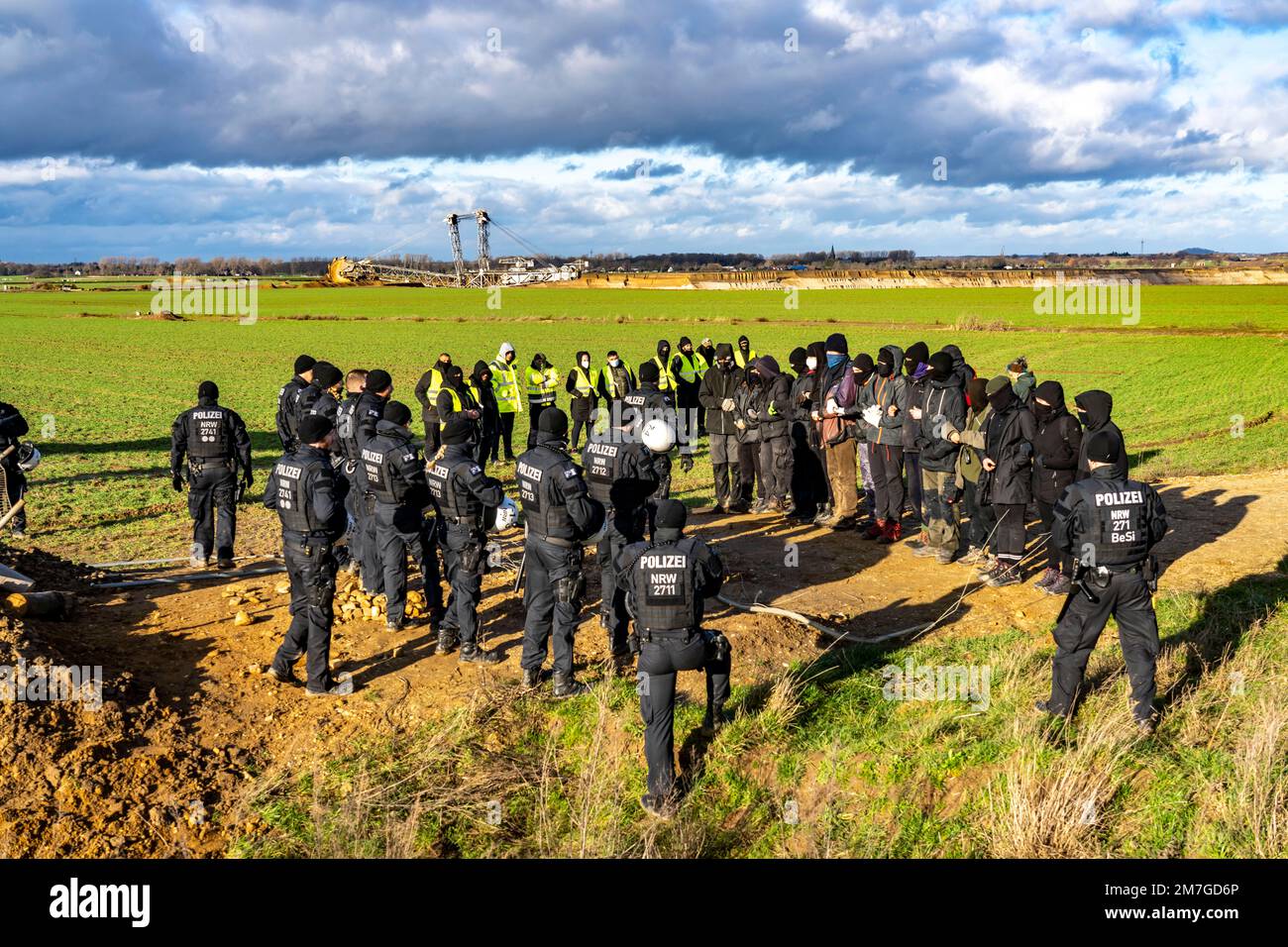 Début de l'éviction du hameau de Lützerath à la mine de lignite de Garzweiler 2 opencast, les activistes tentent de faire obstruction à la préparation de la prochaine e Banque D'Images