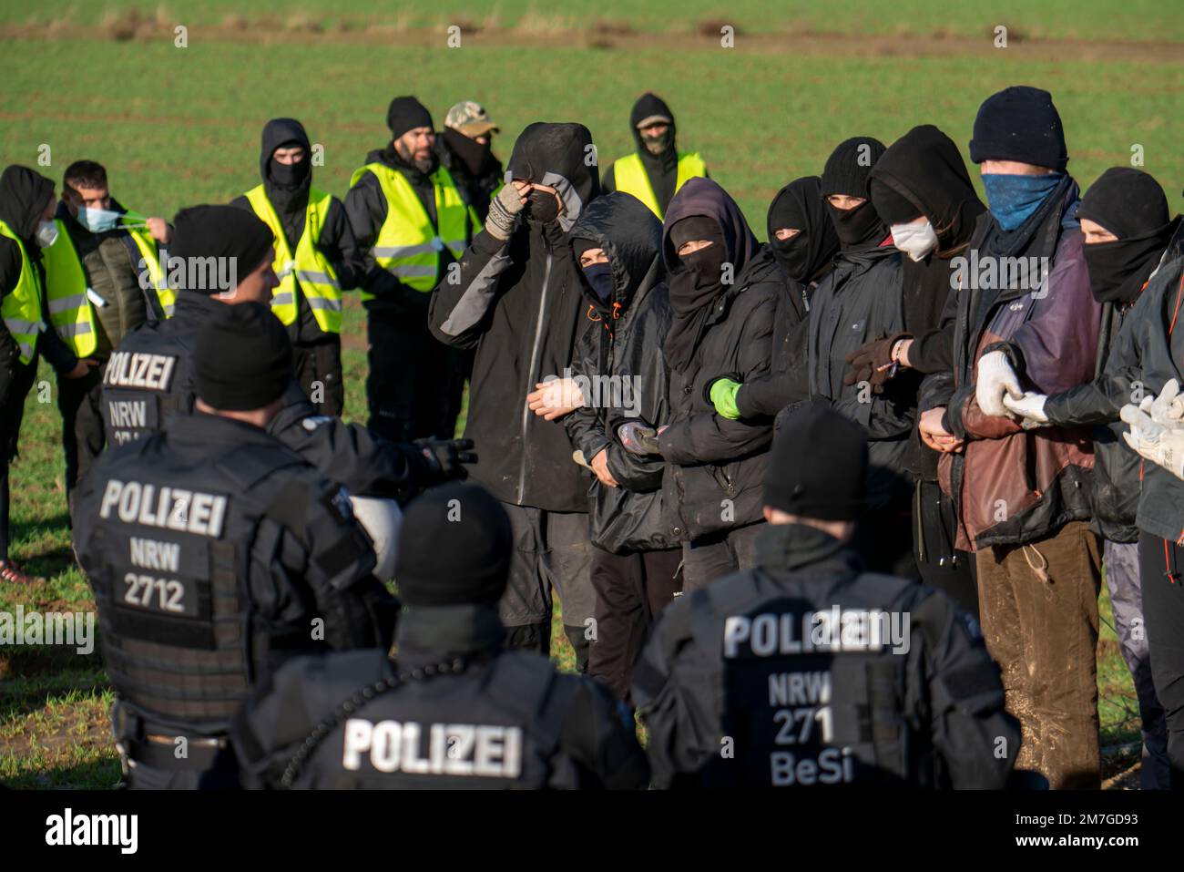 Début de l'éviction du hameau de Lützerath à la mine de lignite de Garzweiler 2 opencast, les activistes tentent de faire obstruction à la préparation de la prochaine e Banque D'Images