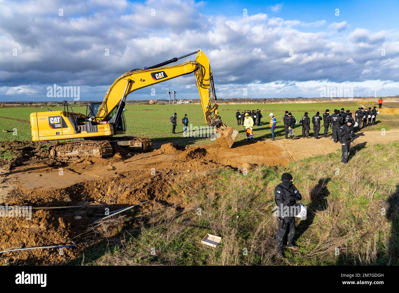 Début de l'éviction du hameau de Lützerath à la mine de lignite de Garzweiler 2 opencast, les activistes tentent de faire obstruction à la préparation de la prochaine e Banque D'Images