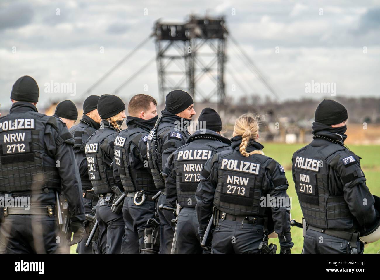 Début de l'éviction du hameau de Lützerath à la mine de lignite de Garzweiler 2 opencast, les activistes tentent de faire obstruction à la préparation de la prochaine e Banque D'Images
