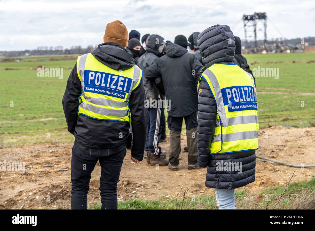 Début de l'éviction du hameau de Lützerath à la mine de lignite de Garzweiler 2 opencast, les activistes tentent de faire obstruction à la préparation de la prochaine e Banque D'Images