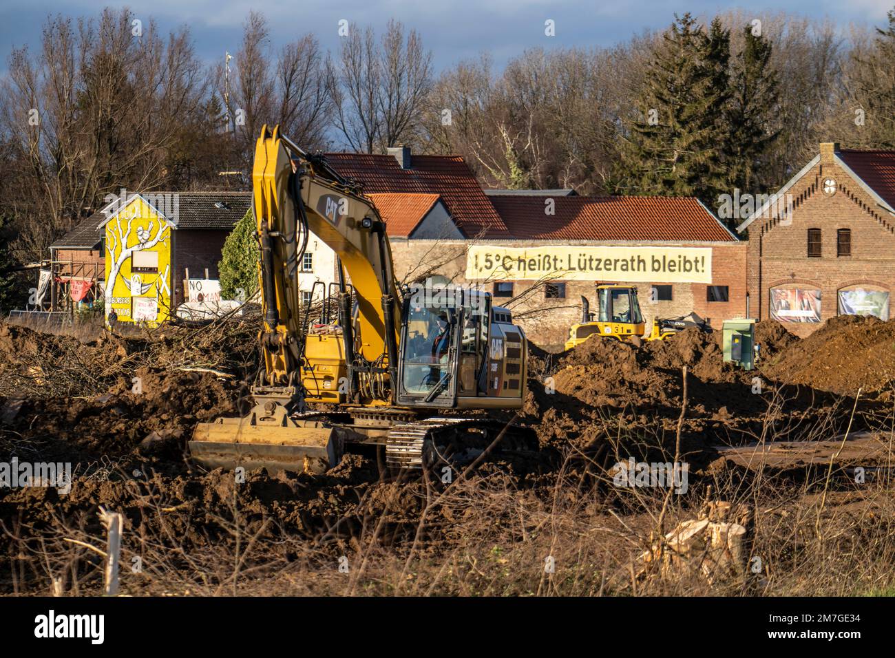 Début de l'éviction du hameau de Lützerath à la mine de lignite de Garzweiler 2 opencast, les activistes tentent de faire obstruction à la préparation de la prochaine e Banque D'Images