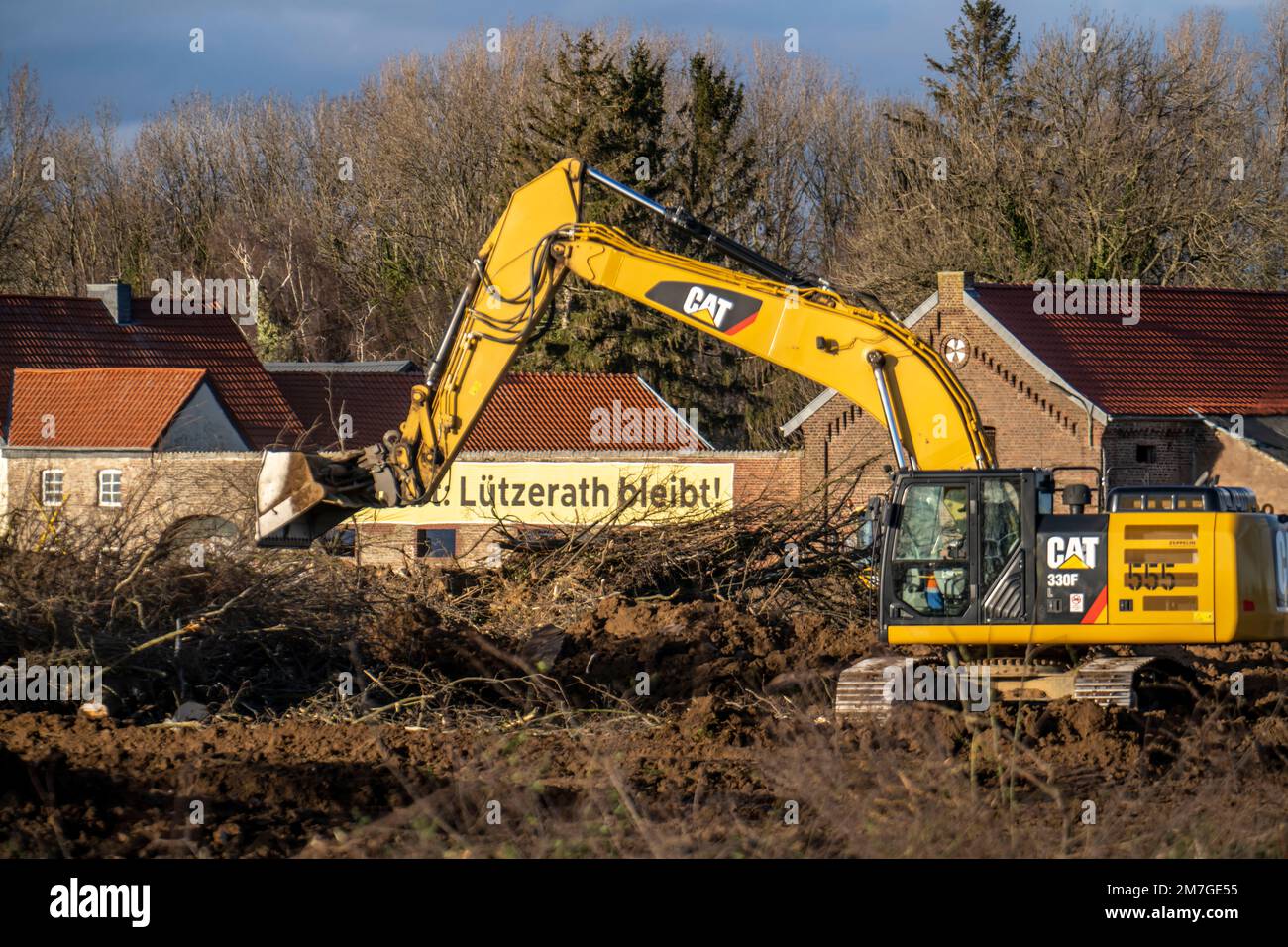 Début de l'éviction du hameau de Lützerath à la mine de lignite de Garzweiler 2 opencast, les activistes tentent de faire obstruction à la préparation de la prochaine e Banque D'Images