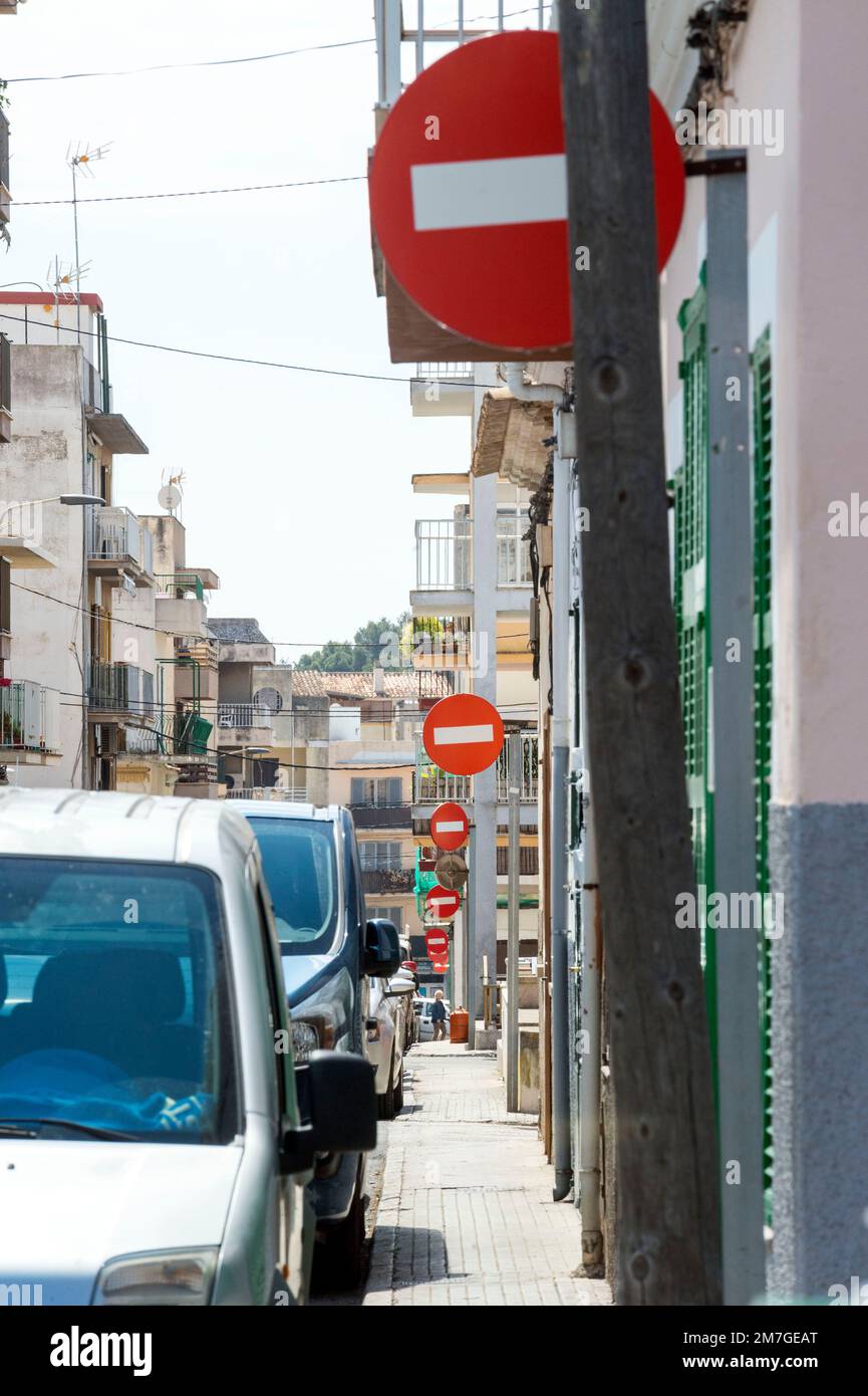 Plus, mieux c'est. De nombreux panneaux de signalisation le montrent clairement : une rue à sens unique. Banque D'Images