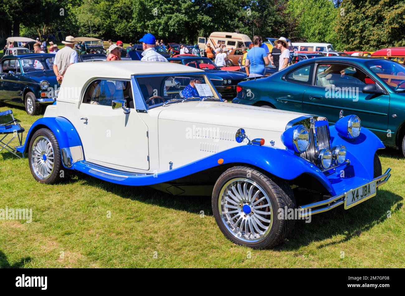 2011 JBA Falcon TSR lors d'un spectacle automobile classique dans le parc national de Gnoll, Neath Port Talbot, pays de Galles, Royaume-Uni Banque D'Images