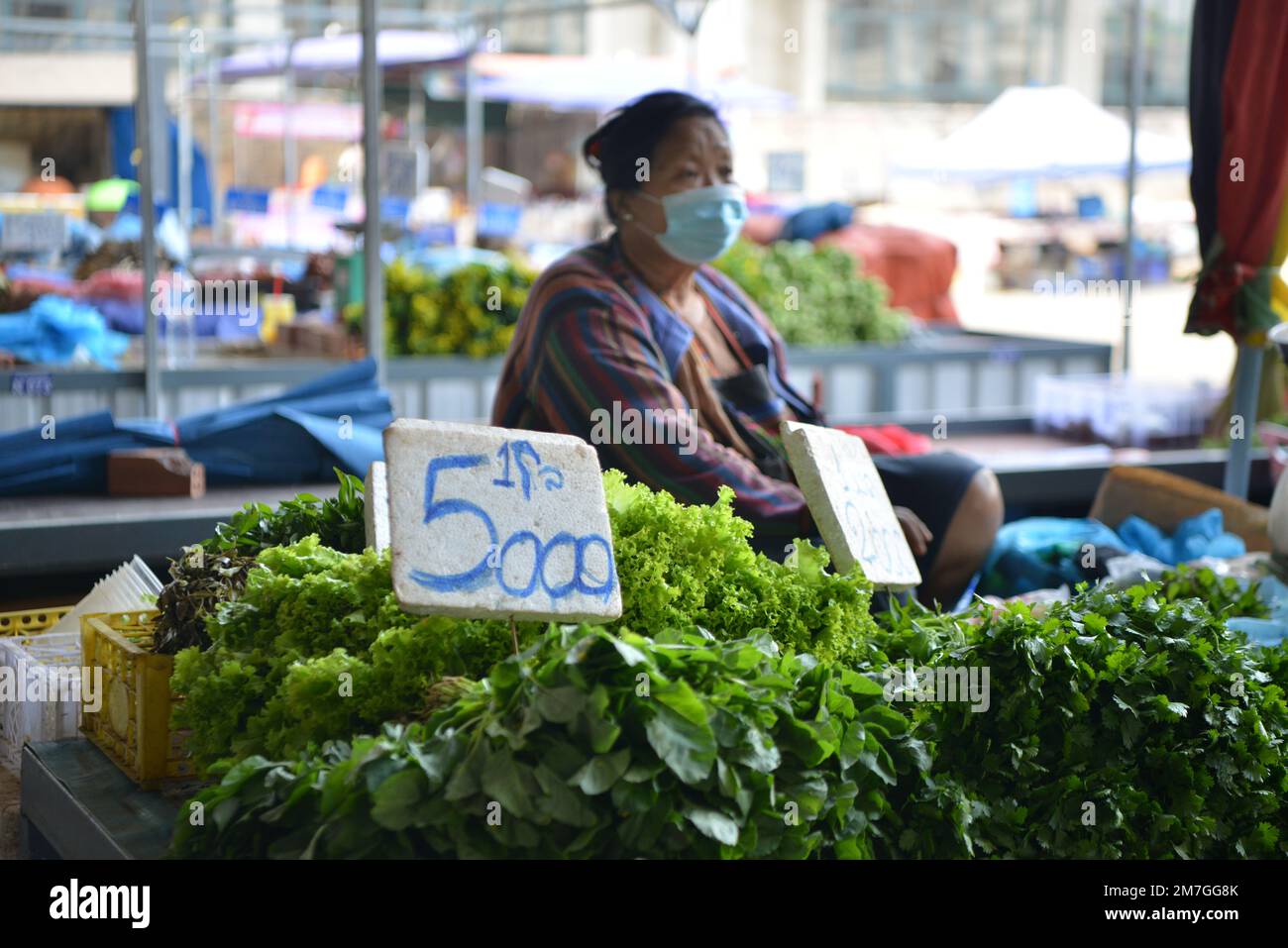 Vientiane, Laos. 9th janvier 2023. Un fournisseur attend des clients sur un marché de Vientiane, au Laos, le 9 janvier 2023. Le taux d'inflation au Laos est passé à 39,3 pour cent d'une année sur l'autre en décembre, soit le taux le plus élevé de 2022, selon un rapport publié samedi par le Bureau des statistiques lao. Credit: Tamon Huengmeexay/Xinhua/Alay Live News Banque D'Images
