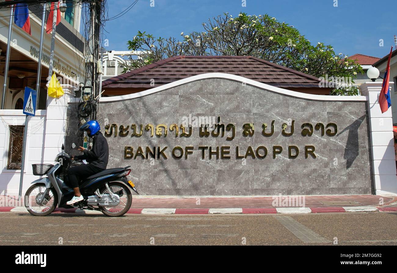 Vientiane, Laos. 9th janvier 2023. Un homme à moto est vu à l'extérieur de la banque centrale lao à Vientiane, au Laos, le 9 janvier 2023. Le taux d'inflation au Laos est passé à 39,3 pour cent d'une année sur l'autre en décembre, soit le taux le plus élevé de 2022, selon un rapport publié samedi par le Bureau des statistiques lao. Credit: Kaikeo Saiyasane/Xinhua/Alay Live News Banque D'Images