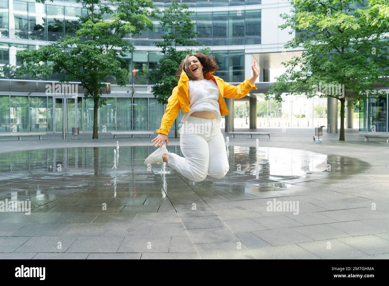 Bonne femme en ville Banque D'Images