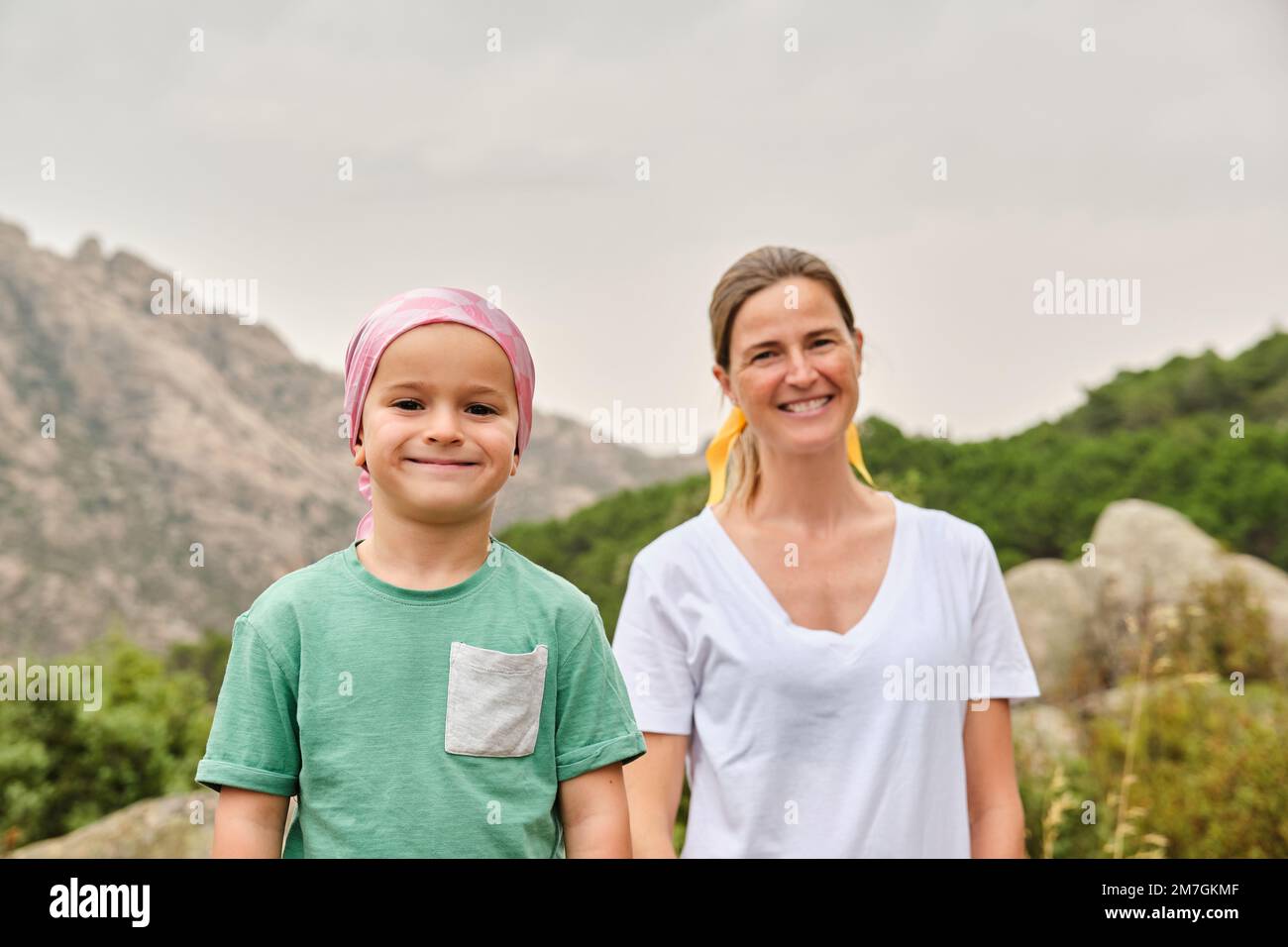 Portrait d'un enfant avec le cancer dans la nature. Banque D'Images