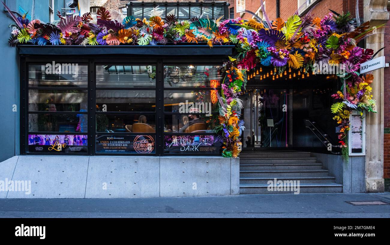 Londres, Royaume-Uni, septembre 2022, vue sur la façade décorée du 100 Wardour Street, un bar et un salon à Soho Banque D'Images