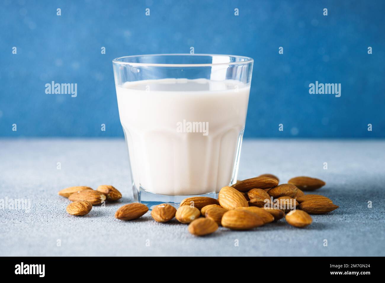 Lait non laitier, lait d'amande, produit végétalien. Banque D'Images