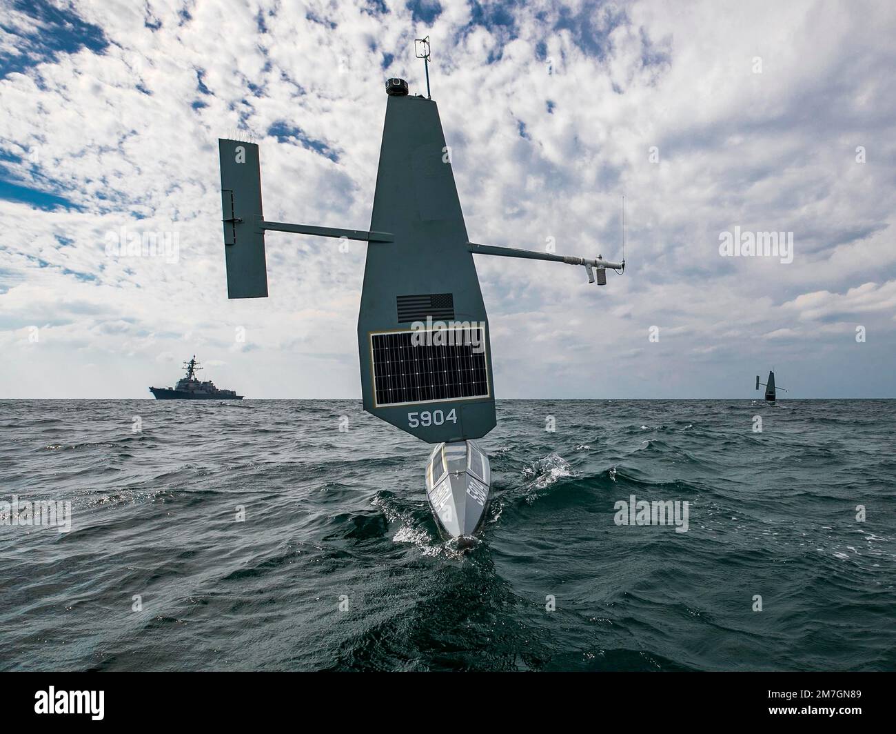 Golfe Persique, Baharain. 08th janvier 2023. Golfe Persique, Baharain. 08 janvier 2023. Deux États-Unis Marine Saildrone Explorer navire de surface sans pilote navigue à distance pendant l'exercice du Bouclier sentinelle dans le golfe Arabo-Persique, 8 janvier 2023 au large de la côte de Bahreïn. Crédit : MC2 Jeremy Boan/US Navy photo/Alay Live News Banque D'Images