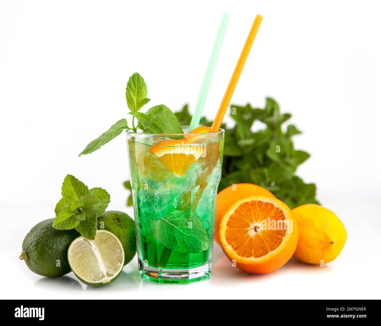 boissons rafraîchissantes d'été sur fond blanc avec fruits frais - limonade, orangeade Banque D'Images