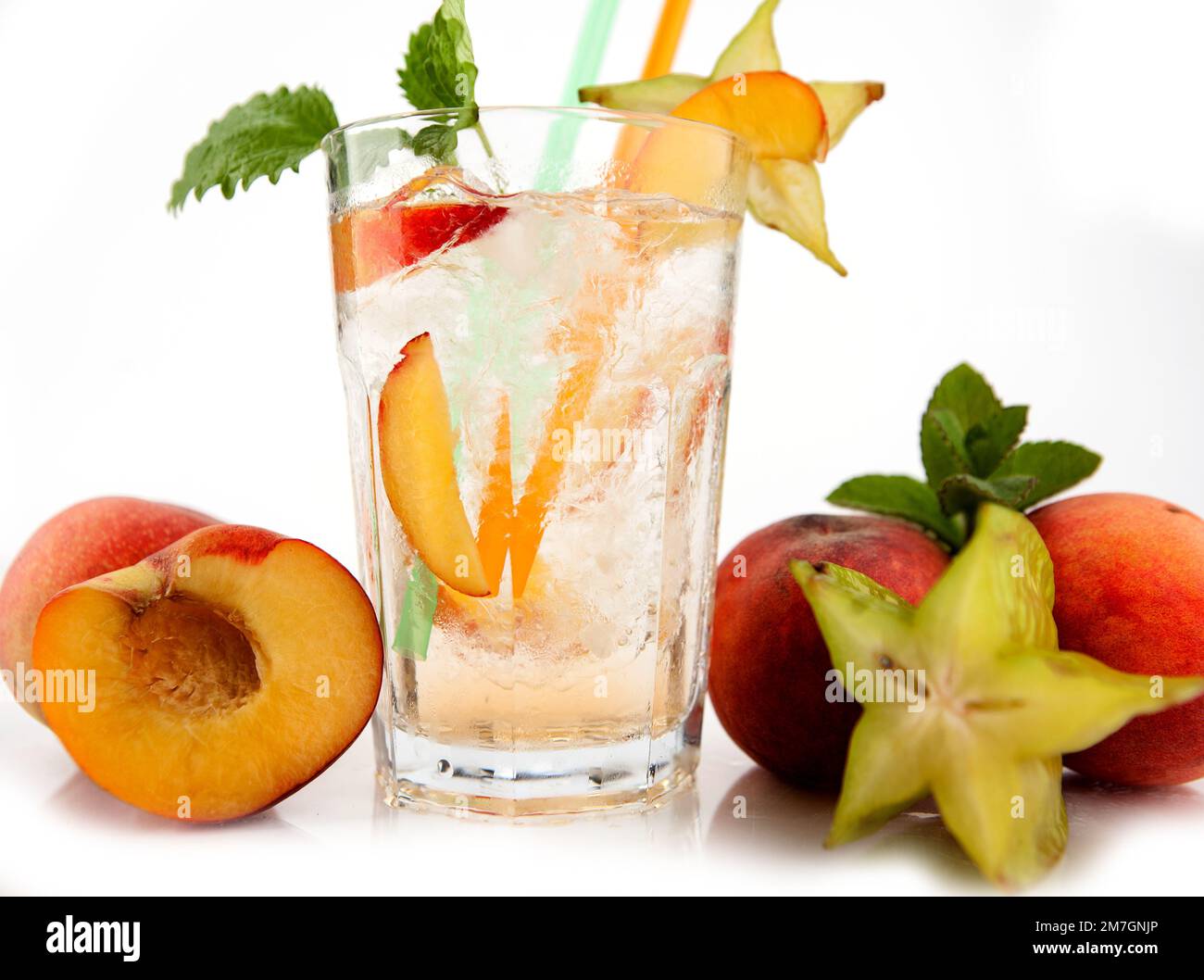 boissons rafraîchissantes d'été sur fond blanc avec fruits frais - limonade, orangeade Banque D'Images