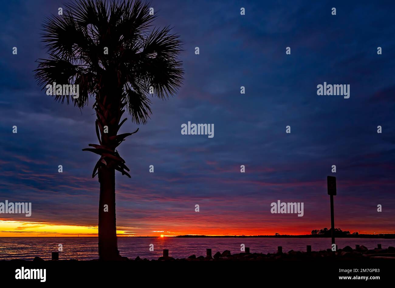 Le soleil se couche sur la baie de Portersville, le 8 janvier 2023, à Bayou la Batre, Alabama. (Photo de Carmen K. Sisson/Cloudybright) Banque D'Images Le soleil se couche sur la baie de Portersville, le 8 janvier 2023, à Bayou la Batre, Alabama. (Photo de Carmen K. Sisson/Cloudybright) Banque D'Images