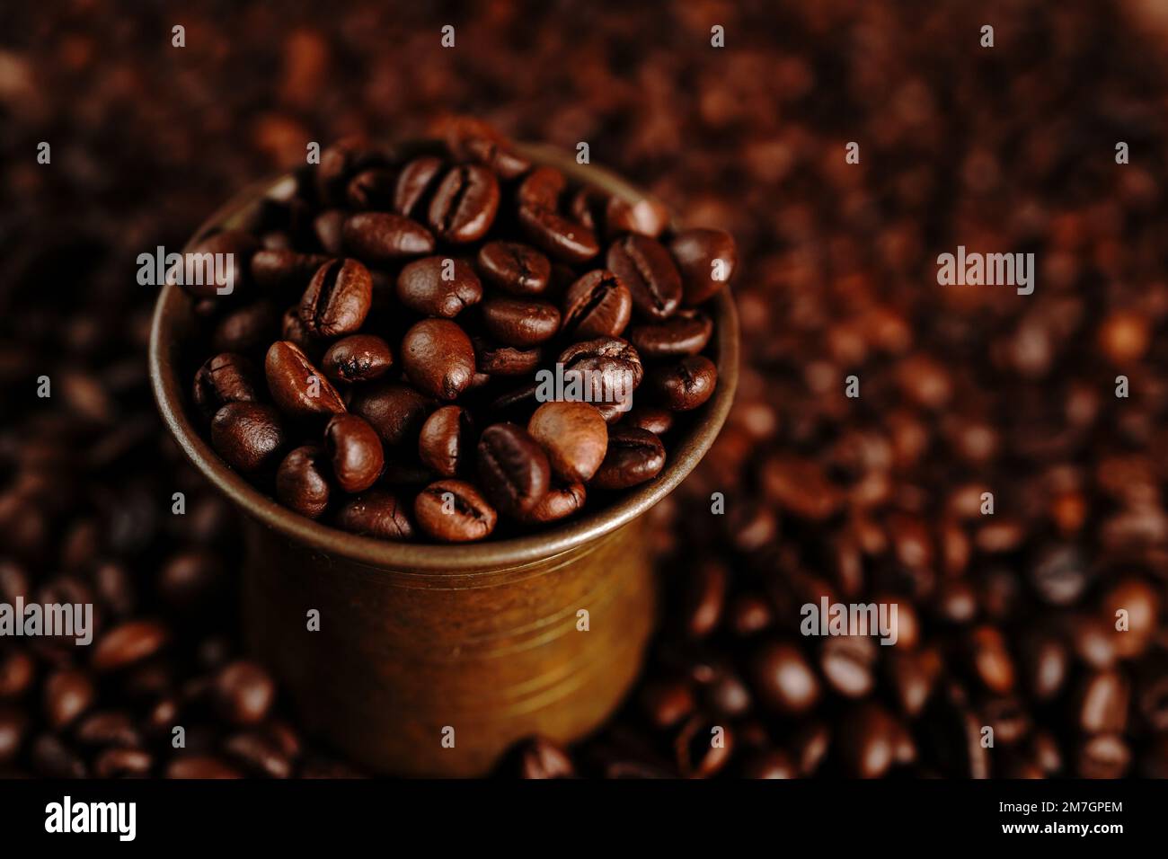 Fond de grains de café sur fond sombre, mise au point sélective Banque D'Images