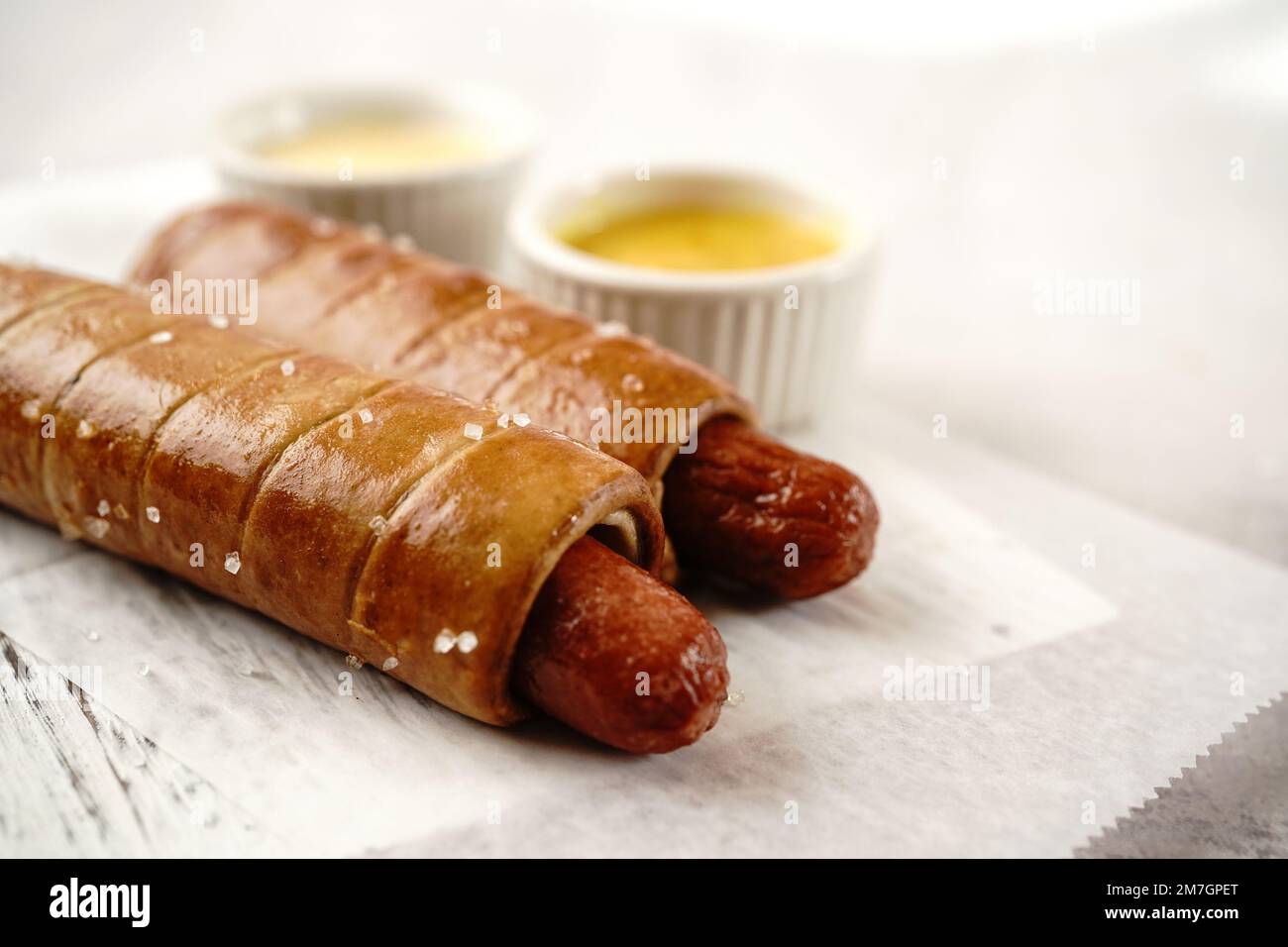 Bretzel hot dogs servis avec sauce, sélection - collations pour les jours de match Banque D'Images