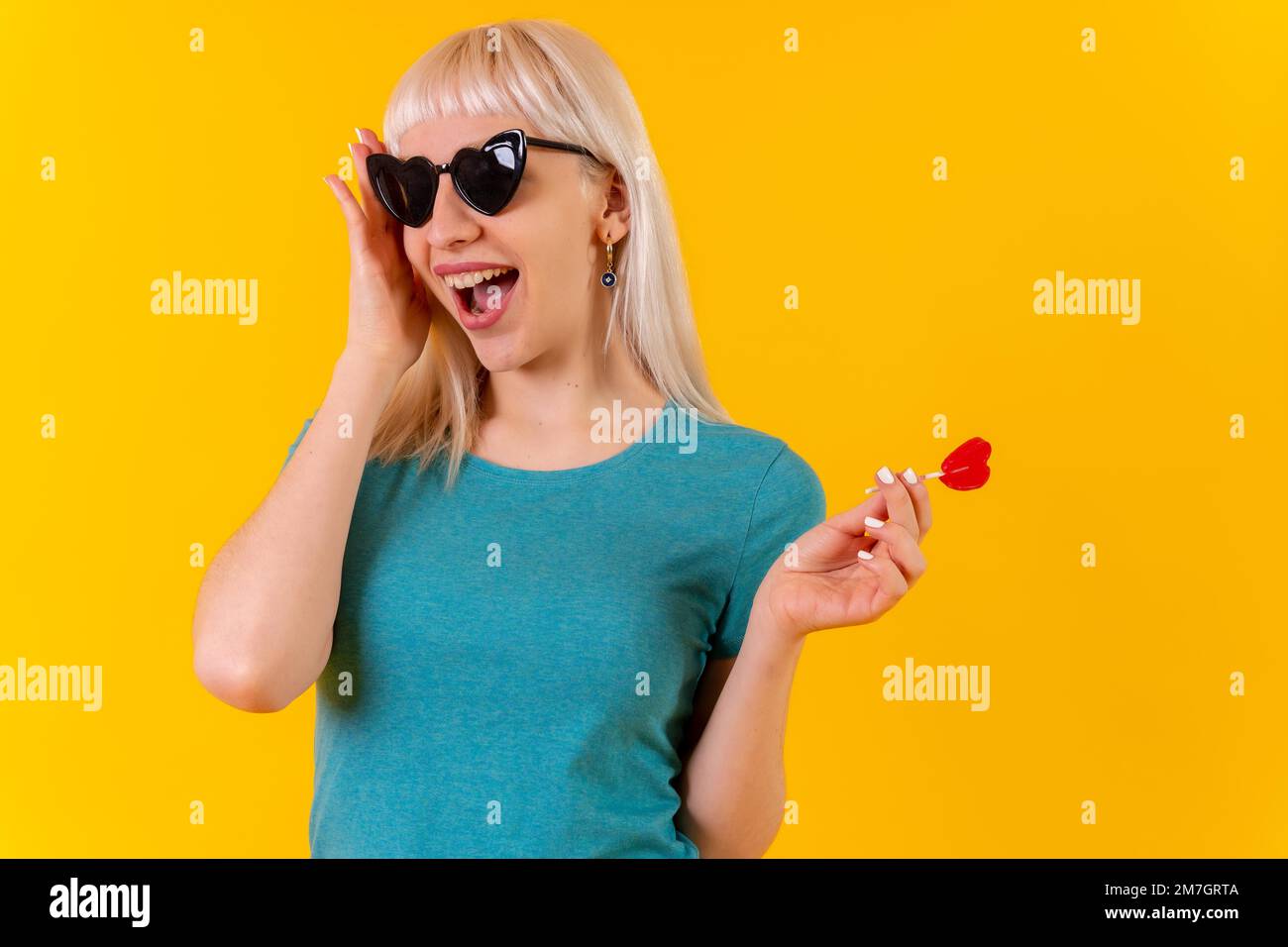 Young blonde girl lollipop in Banque de photographies et d'images à haute  résolution - Alamy