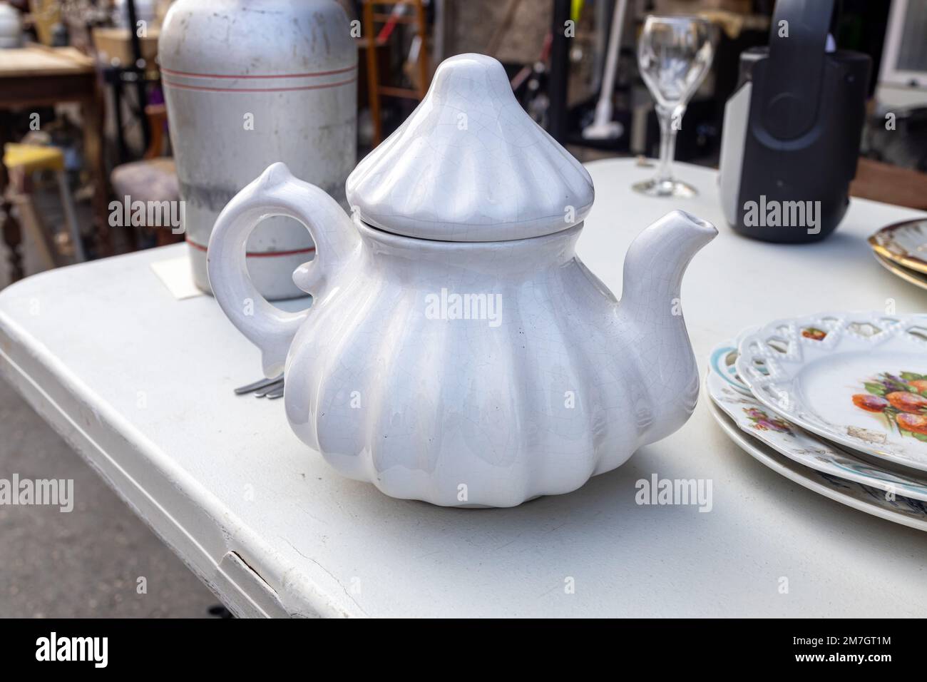 Théière et tasse porcelaine blanche gravée