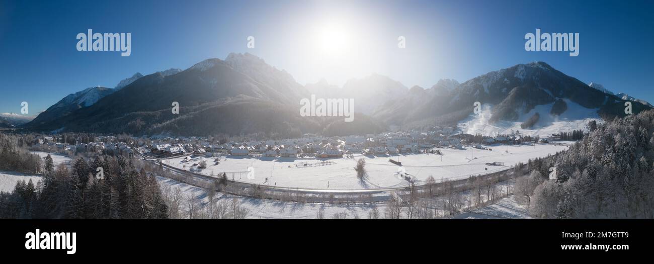 Panorama de la ville de ski Kranjska Gora en Slovénie couverte de neige par un froid matin d'hiver ensoleillé. Banque D'Images