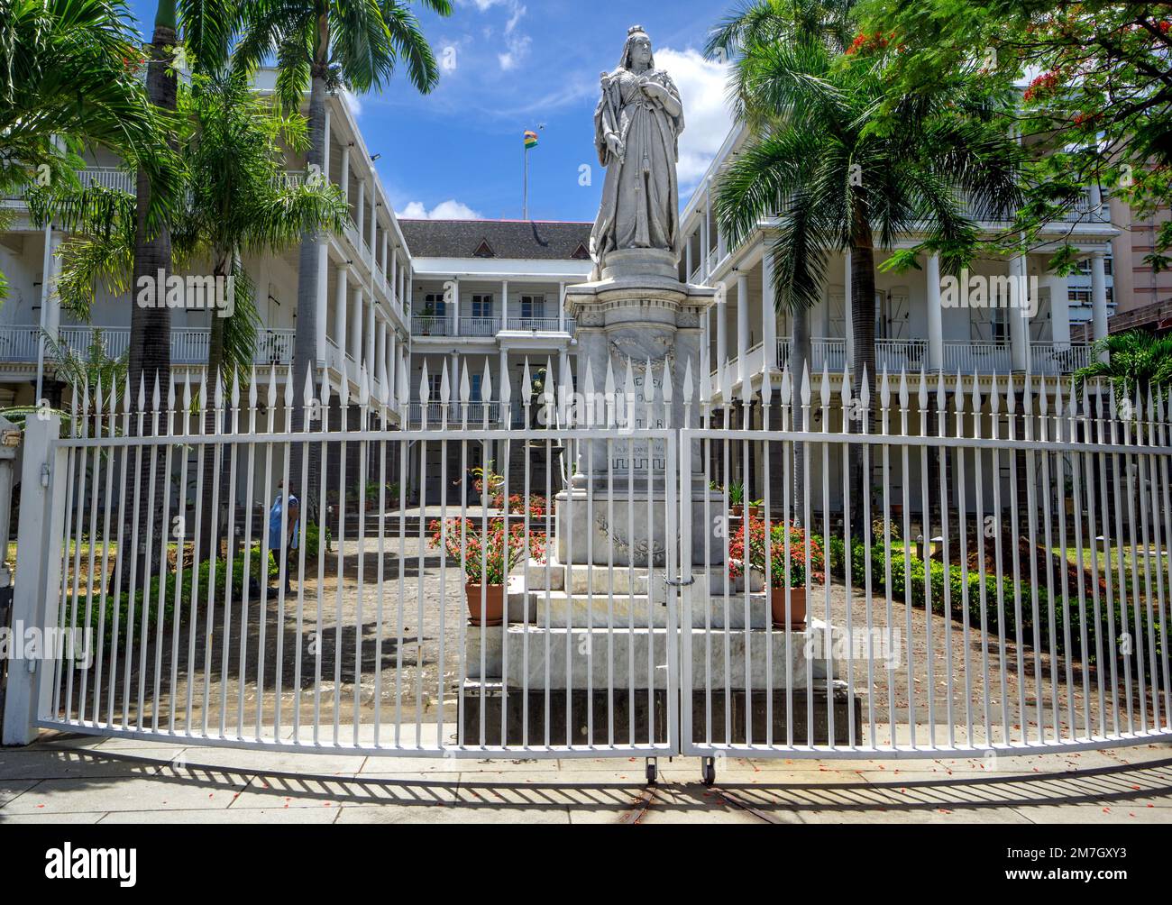 Port Louis, Maurice, décembre 2021 - porte principale de la Maison du Gouvernement, avec la statue de la reine Victoria, vestige du passé colonial du pays Banque D'Images