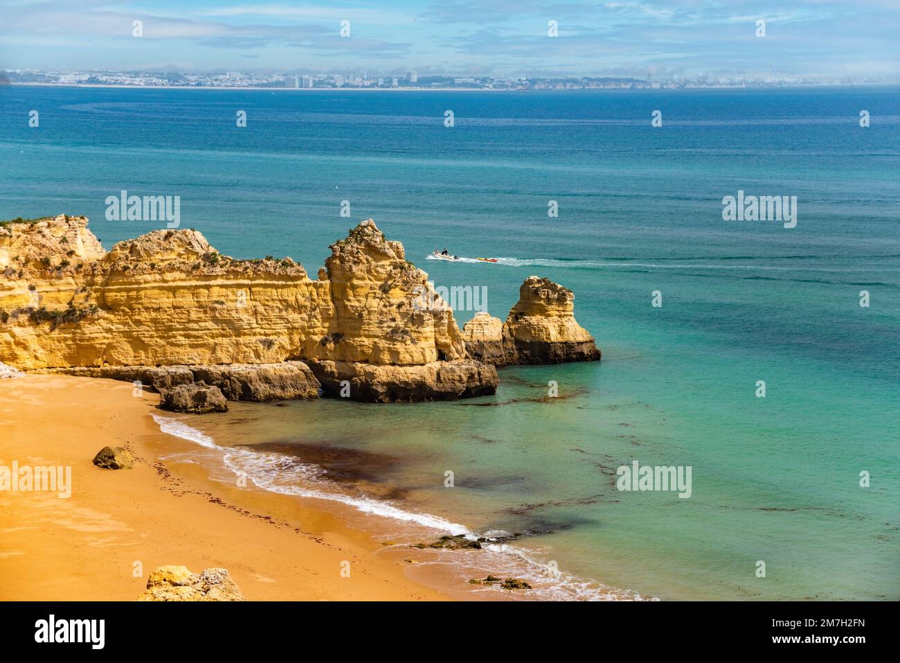 Grottes naturelles et plage, Algarve Portugal. Arches de falaises de sept Vallées suspendues et eaux turquoise sur la côte du Portugal dans la région de l'Algarve Banque D'Images