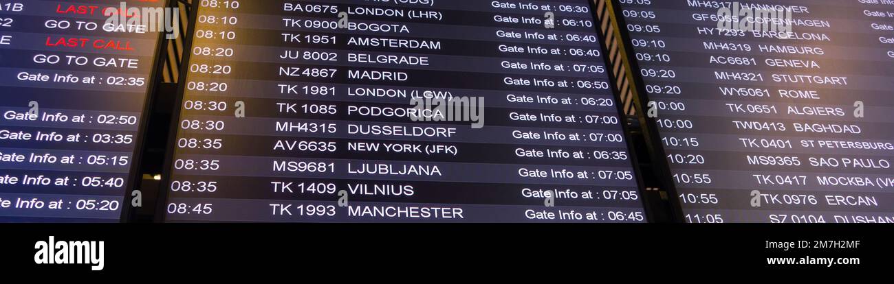 Tableau de bord dans l'aéroport international, écran d'information avec noms de vols et de villes Banque D'Images