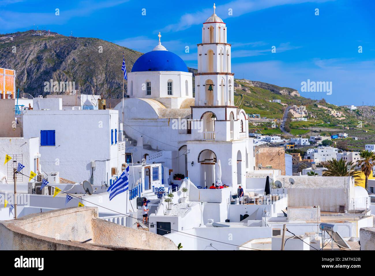 Île de Santorin, Grèce. Maisons et églises traditionnelles et célèbres avec des dômes bleus sur la caldeira, mer Egée Banque D'Images