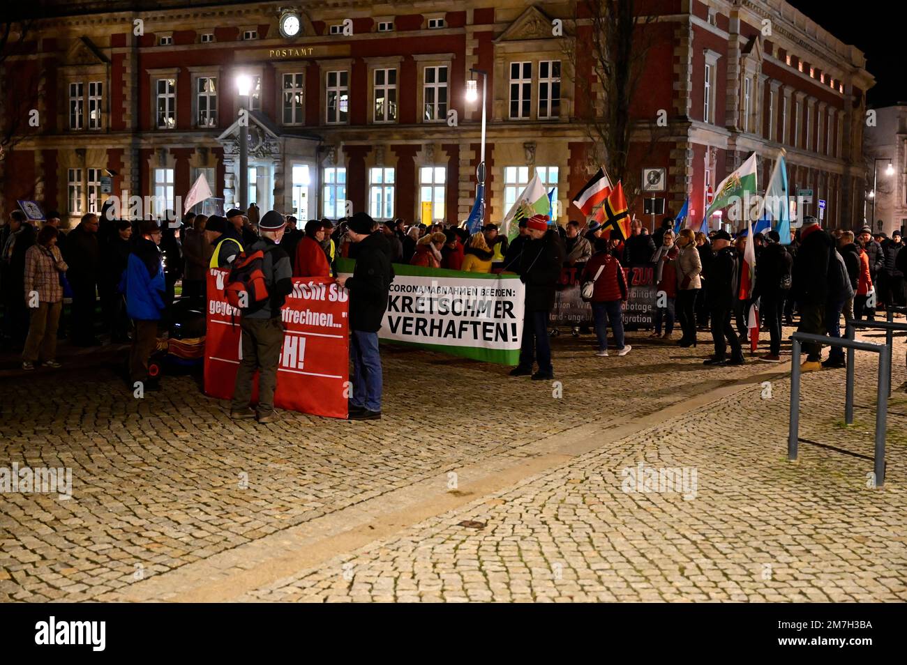 AM Postplatz fand am Montagabend erneut eine Kundgebung mit ca 300 Teilnehmern statt. Dabei hielten Personen unter anderem auch ein Plakat mit „Kretsc Banque D'Images