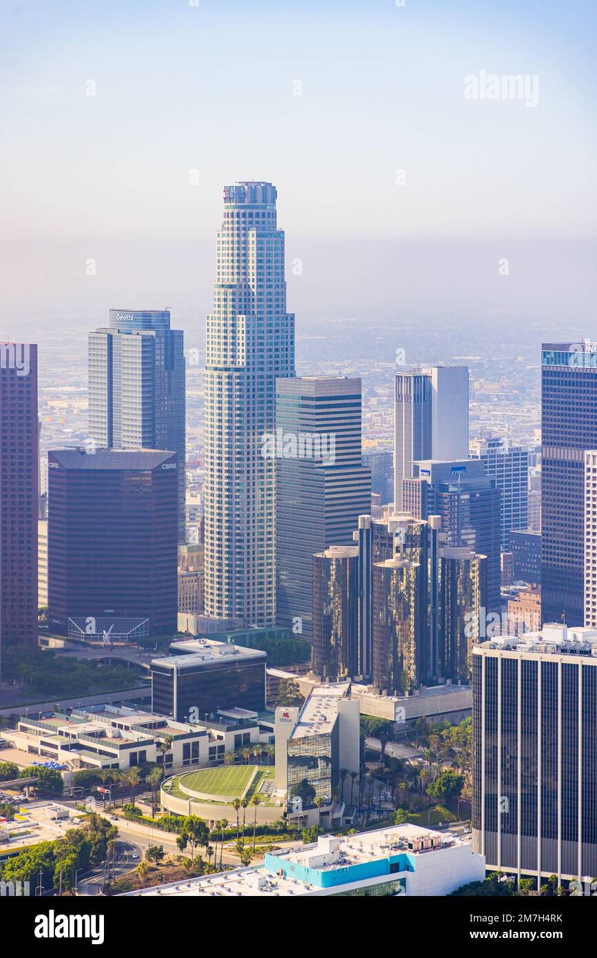 En fin de matinée, vue sur la ligne verticale du centre-ville de Los Angeles Banque D'Images